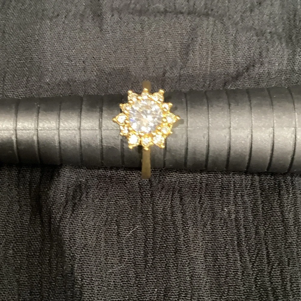 Elegant Gold and Silver Women's Ring. 1-D - Picture 1 of 4